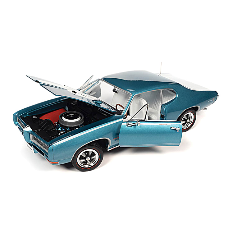 1968 Pontiac GTO 1:18-Scale Diecast Car Featuring An Authentic