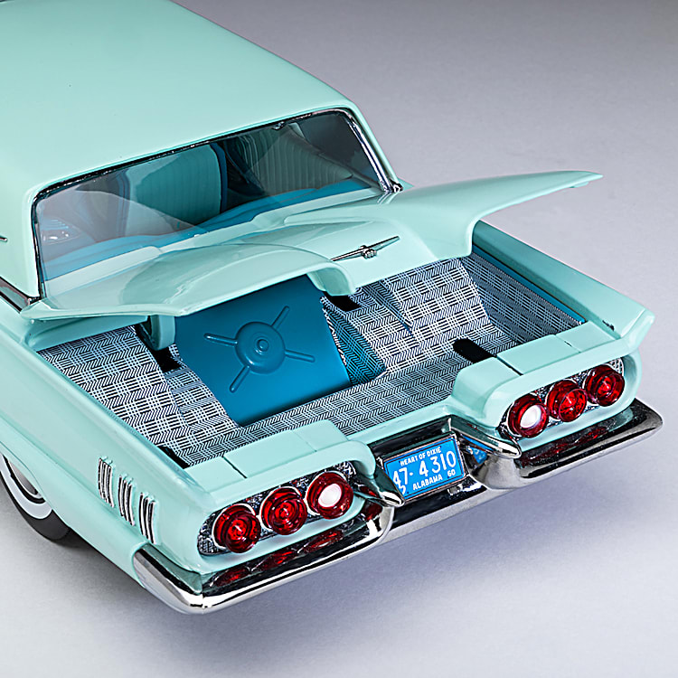 1 18 Scale 1960 Ford Thunderbird Hardtop Diecast Car Featuring An Aquamarine Finish And Rubber Tires
