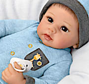 Arrives in a blue sleeper with a giraffe applique and a matching blue cap