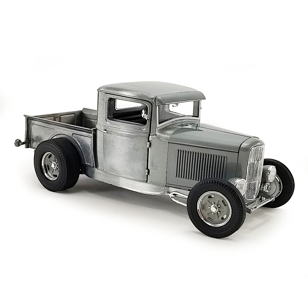 1 18 Scale Hammered Steel 1932 Ford Diecast Pickup Featuring Vintage Inspired Drag Wheels And Period Accurate Tail Lights